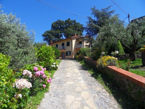 casa indipendente in vendita ad Ameglia in zona Montemarcello