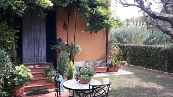 casa indipendente in vendita ad Ameglia in zona Bocca di Magra