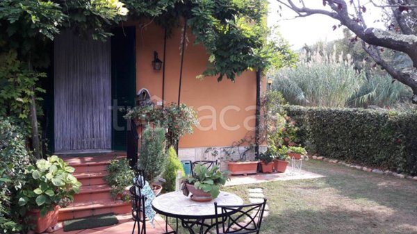 casa indipendente in vendita ad Ameglia in zona Bocca di Magra
