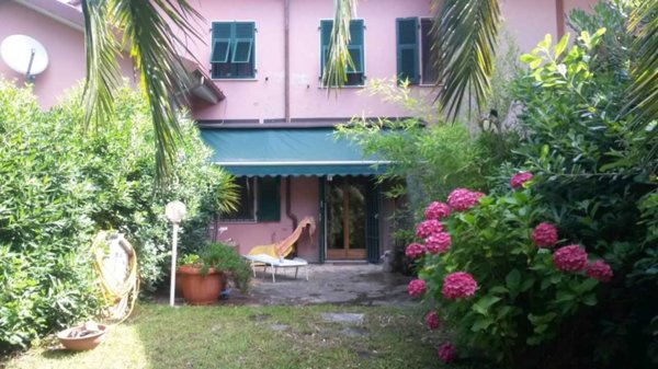 casa indipendente in vendita ad Ameglia in zona Fiumaretta