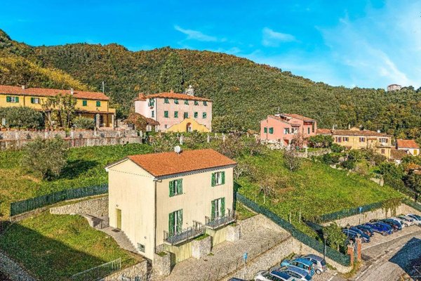 casa indipendente in vendita ad Ameglia in zona Bocca di Magra
