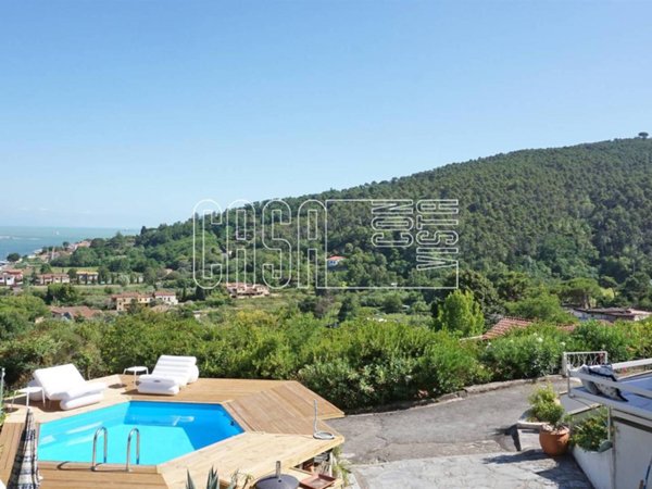 casa indipendente in vendita ad Ameglia in zona Bocca di Magra