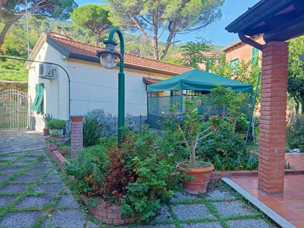 casa indipendente in vendita ad Ameglia in zona Bocca di Magra