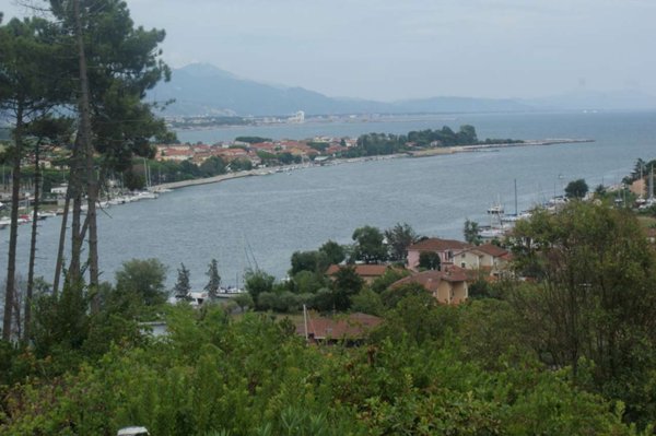 intera palazzina in vendita ad Ameglia in zona Bocca di Magra