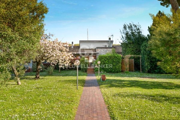 casa indipendente in vendita ad Ameglia in zona Fiumaretta