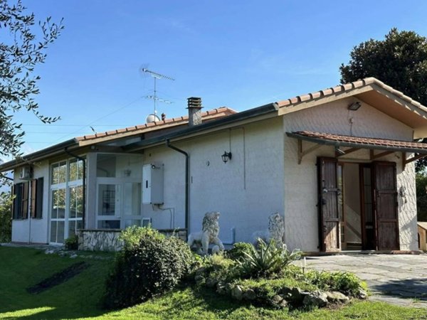 casa indipendente in vendita ad Ameglia in zona Bocca di Magra