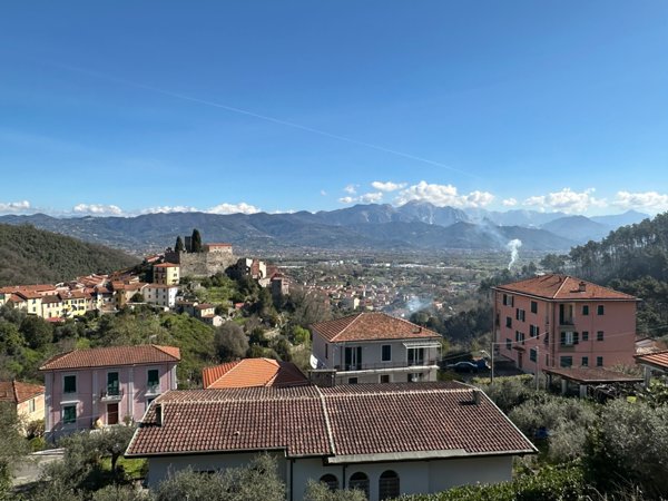 casa indipendente in vendita ad Ameglia in zona Montemarcello