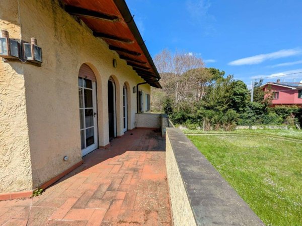 casa indipendente in vendita ad Ameglia in zona Bocca di Magra