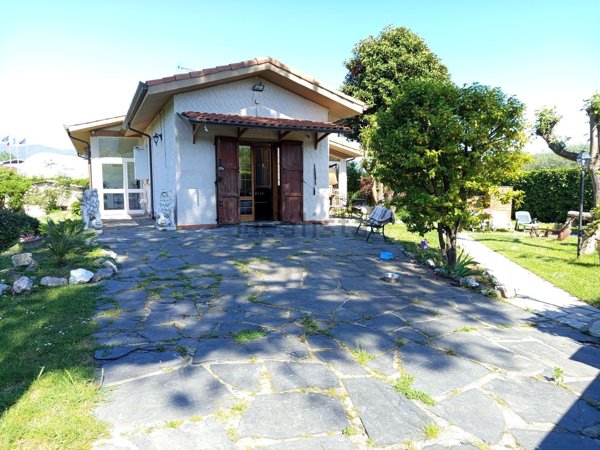 casa indipendente in vendita ad Ameglia in zona Bocca di Magra