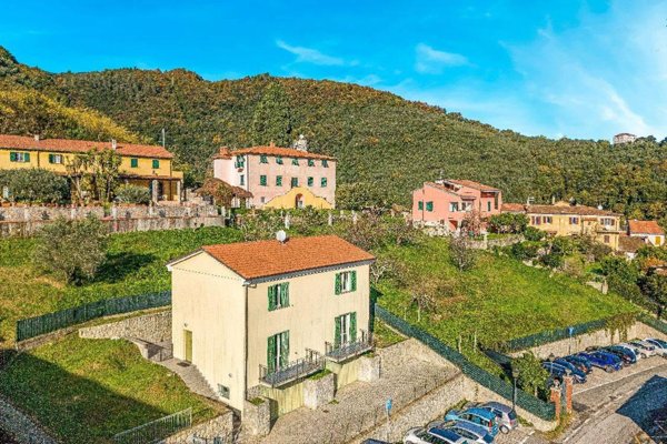 casa indipendente in vendita ad Ameglia in zona Fiumaretta