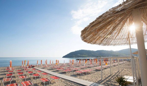 intera palazzina in vendita ad Ameglia in zona Fiumaretta