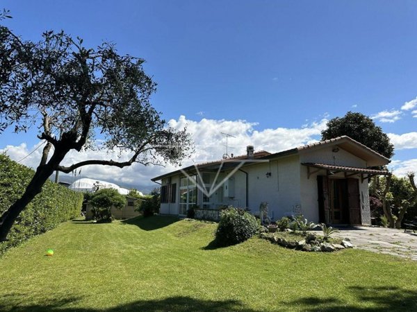 casa indipendente in vendita ad Ameglia in zona Cafaggio