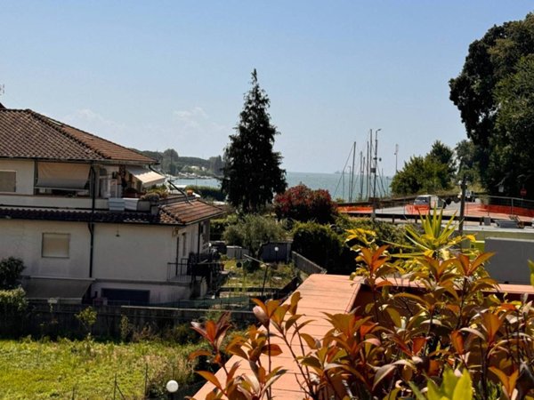 casa indipendente in vendita ad Ameglia in zona Bocca di Magra