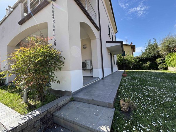 casa indipendente in vendita ad Ameglia in zona Fiumaretta