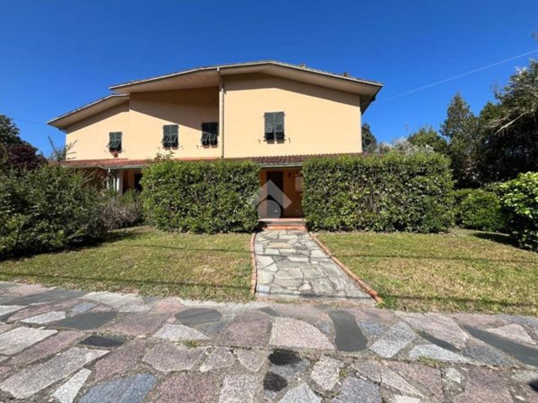 casa indipendente in vendita ad Ameglia in zona Bocca di Magra