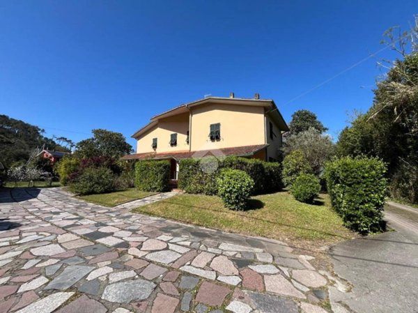 casa indipendente in vendita ad Ameglia in zona Bocca di Magra