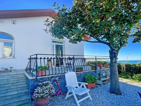 casa indipendente in vendita ad Ameglia