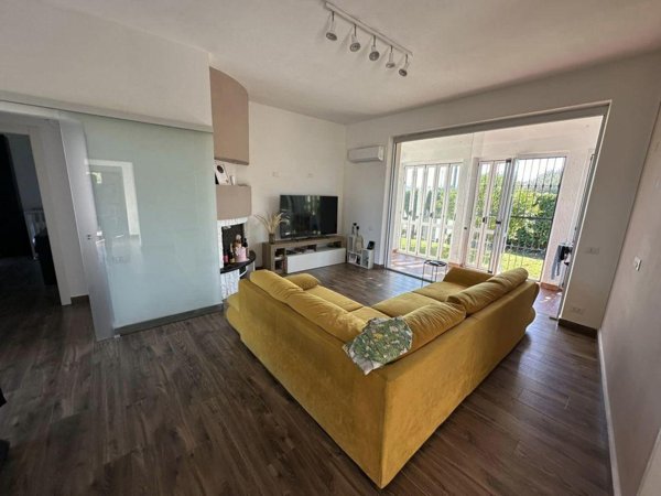 casa indipendente in vendita ad Ameglia in zona Fiumaretta