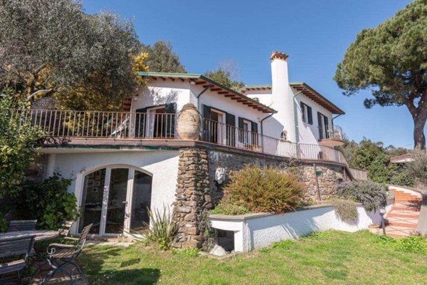 casa indipendente in vendita ad Ameglia