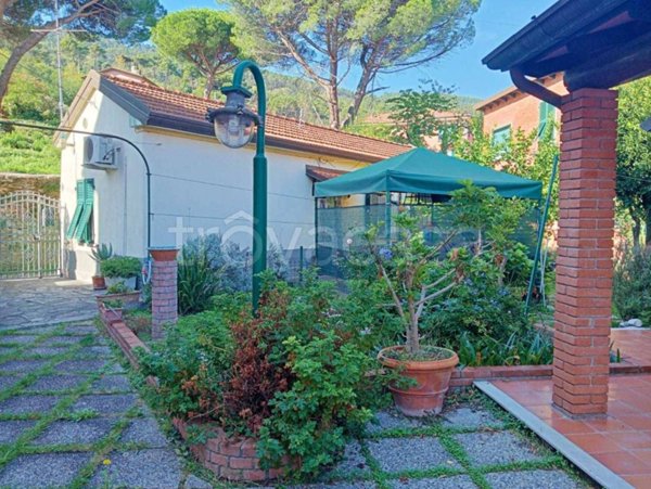casa indipendente in vendita ad Ameglia in zona Bocca di Magra