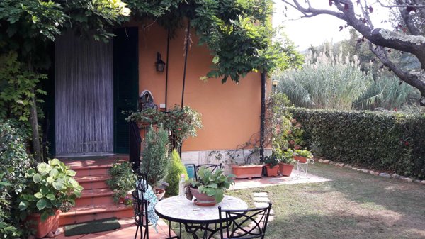 casa indipendente in vendita ad Ameglia in zona Fiumaretta