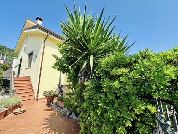 casa indipendente in vendita ad Ameglia in zona Bocca di Magra