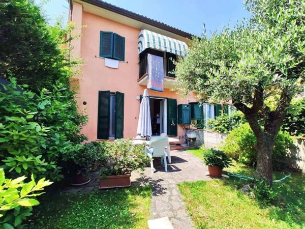 casa indipendente in vendita ad Ameglia in zona Bocca di Magra