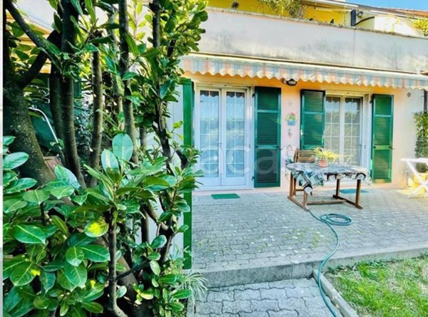 casa indipendente in vendita ad Ameglia in zona Cafaggio