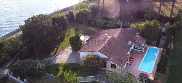 casa indipendente in vendita ad Ameglia in zona Bocca di Magra