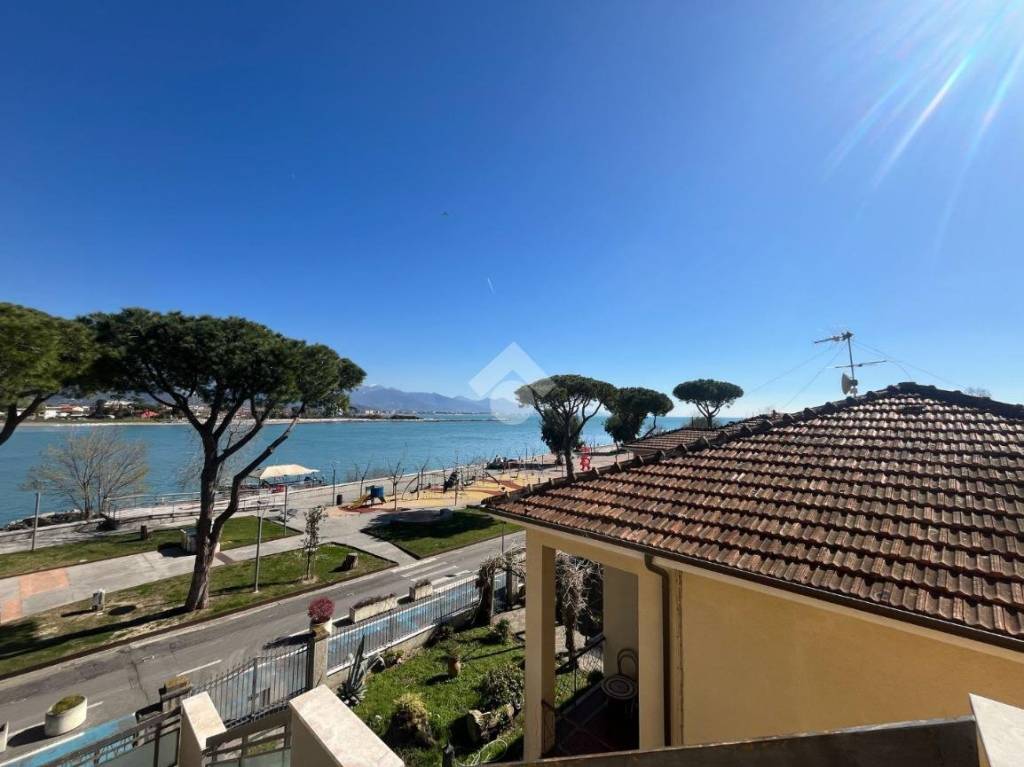 appartamento in vendita ad Ameglia in zona Bocca di Magra