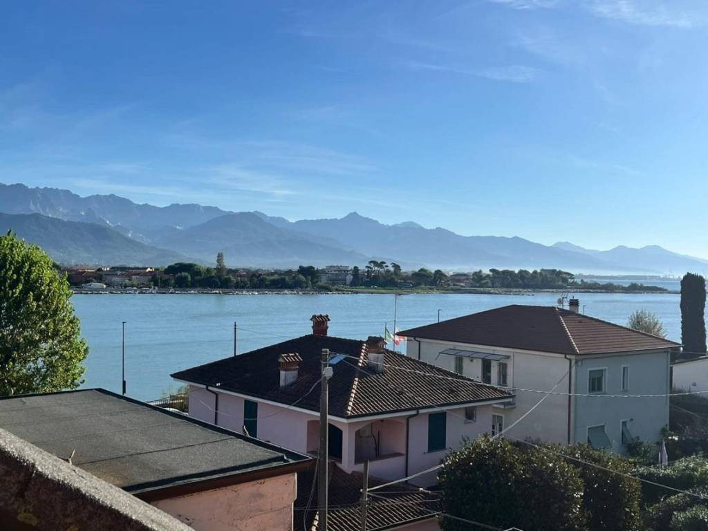 appartamento in vendita ad Ameglia in zona Bocca di Magra