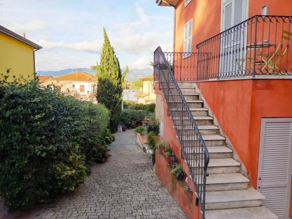 appartamento in vendita ad Ameglia in zona Bocca di Magra