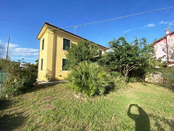casa indipendente in vendita ad Ameglia in zona Bocca di Magra