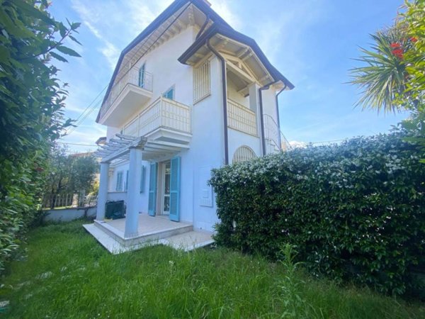 appartamento in vendita ad Ameglia in zona Fiumaretta