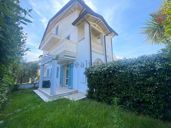 appartamento in vendita ad Ameglia in zona Fiumaretta