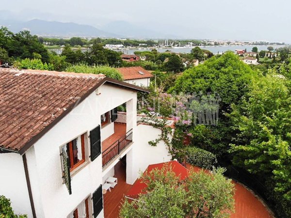 casa indipendente in vendita ad Ameglia in zona Bocca di Magra
