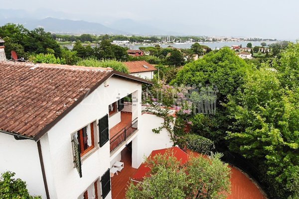 casa indipendente in vendita ad Ameglia in zona Bocca di Magra