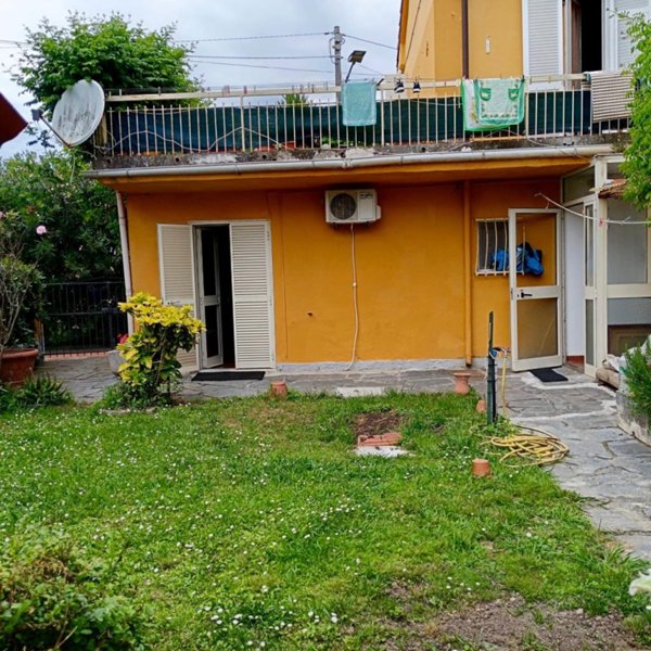 appartamento in vendita ad Ameglia in zona Bocca di Magra
