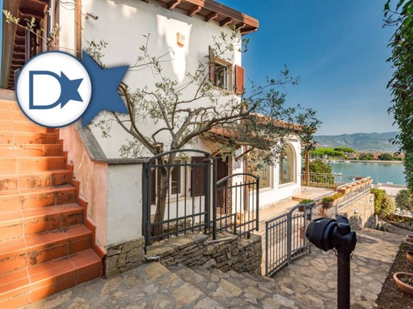casa indipendente in vendita ad Ameglia in zona Bocca di Magra