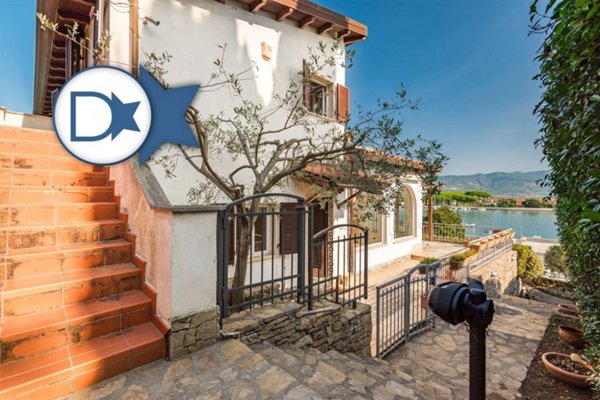 casa indipendente in vendita ad Ameglia in zona Bocca di Magra