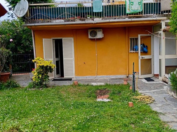 casa indipendente in vendita ad Ameglia in zona Bocca di Magra