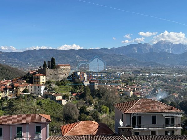 casa indipendente in vendita ad Ameglia in zona Montemarcello