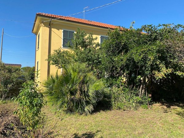 casa indipendente in vendita ad Ameglia