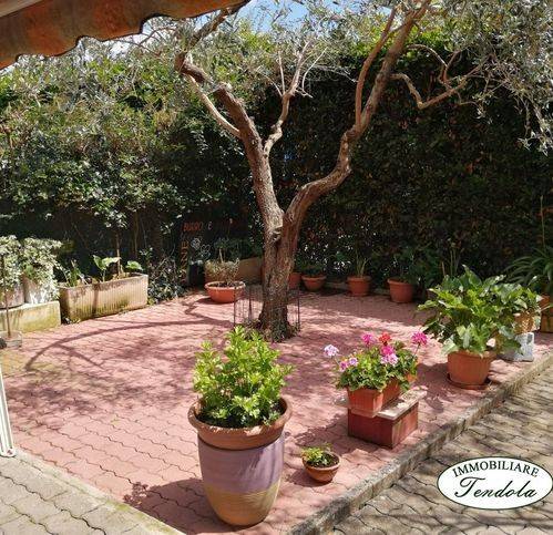 casa indipendente in vendita ad Ameglia in zona Cafaggio