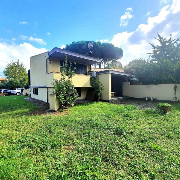 casa indipendente in vendita ad Ameglia in zona Bocca di Magra