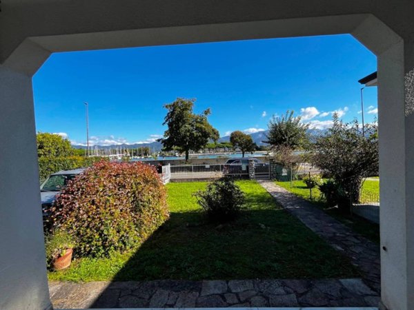 casa indipendente in vendita ad Ameglia in zona Bocca di Magra