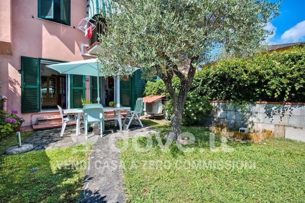 casa indipendente in vendita ad Ameglia in zona Bocca di Magra