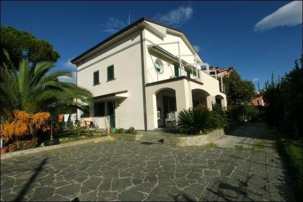 casa indipendente in vendita ad Ameglia in zona Bocca di Magra