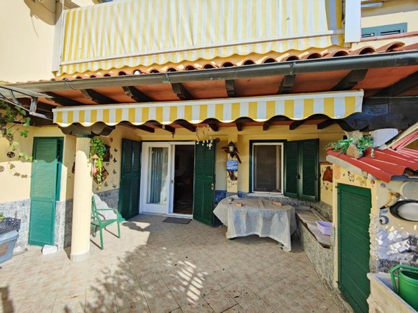 casa indipendente in vendita ad Ameglia in zona Fiumaretta