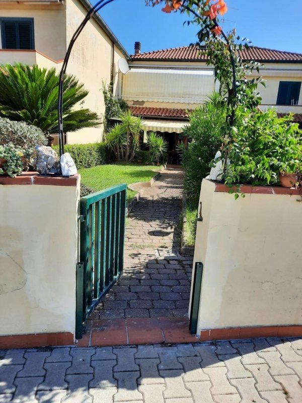 casa semindipendente in vendita ad Ameglia